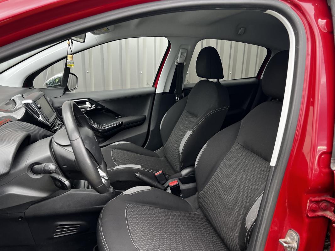 Peugeot 208 — photo 8 sur 8